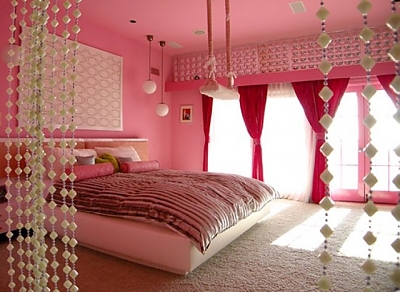 обои розового цвета в уютной спальне