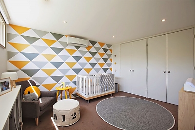 яркие обои для стен с геометрическим рисунком в детской комнате
