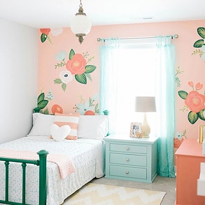 персиковые обои с цветами в детской комнате