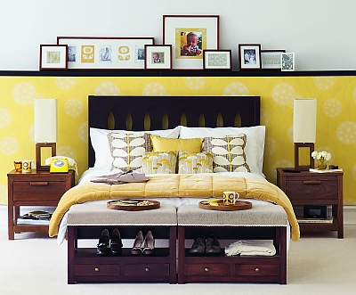 желтые обои с рисунком для спальни