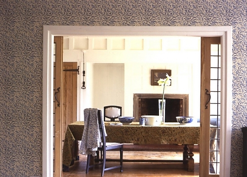 Обои Wallpaper Compendium 2 Morris&Co – фото в интерьере гостиной
