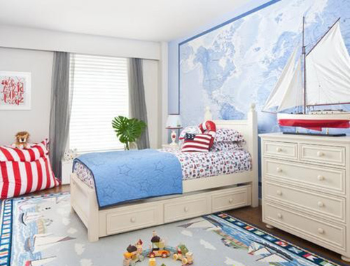 Светло-голубые обои с изображением карты - фото в интерьере комнаты мальчика