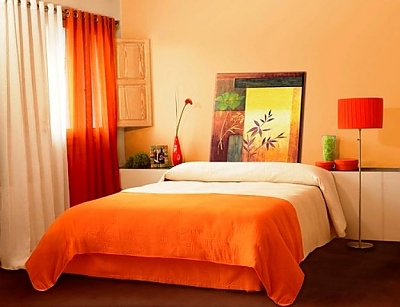 оранжевые обои в маленькой спальне