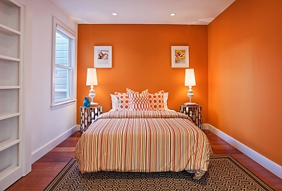 оранжевые обои без рисунка для спальни