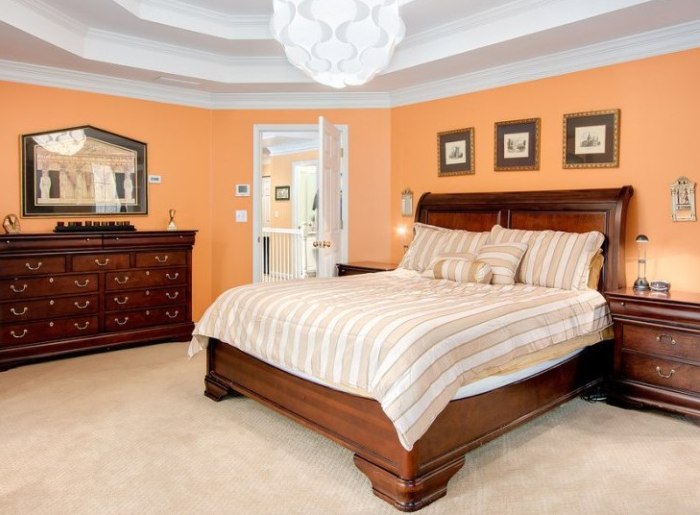 персиковые однотонные обои для спальни