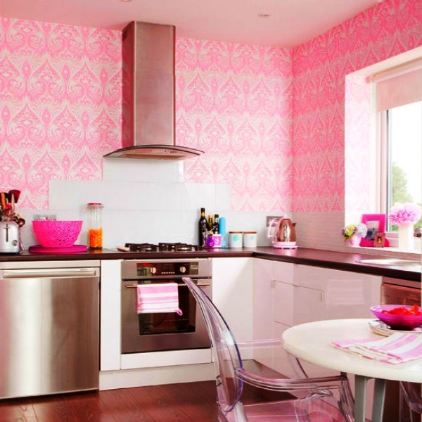 яркие розовые обои на кухне