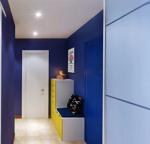 синие обои в стильном коридоре