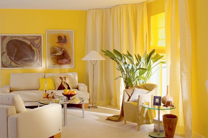 солнечная гостиная с желтыми обоями