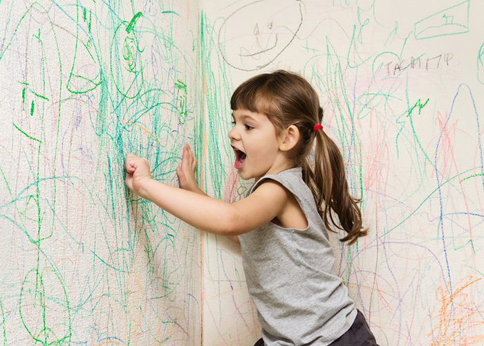 Ребенок рисует на обоях – что делать?