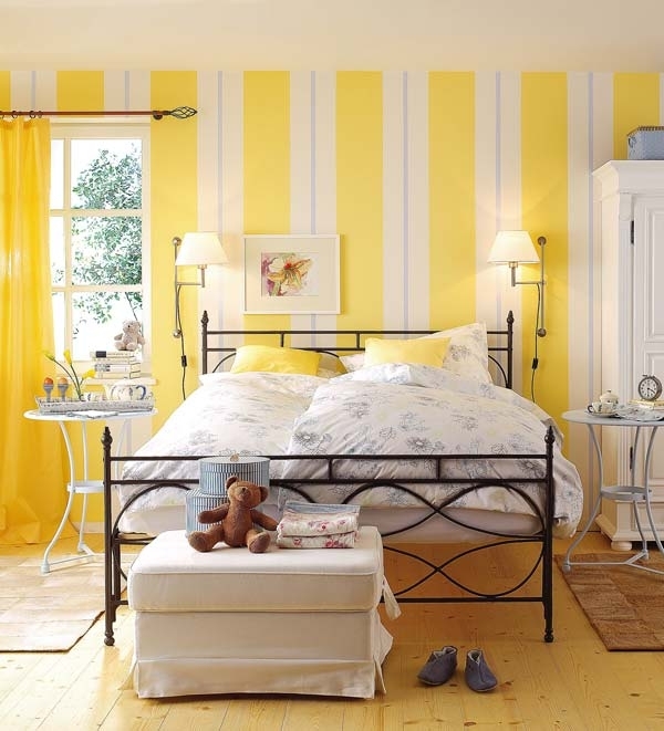 бело желтые обои для спальни