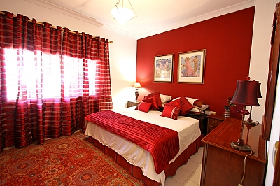 комбинированные красные обои в спальне