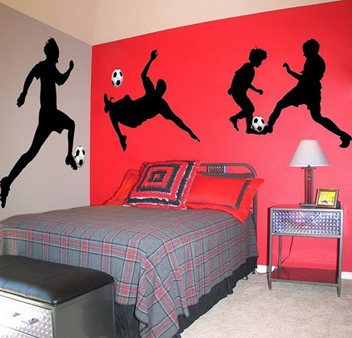 Обои с изображением футбольной команды в интерьере спальни