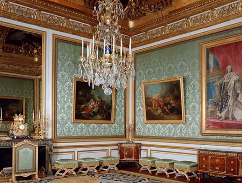 Обои с рисунком дамаск в интерьере дворцового стиля