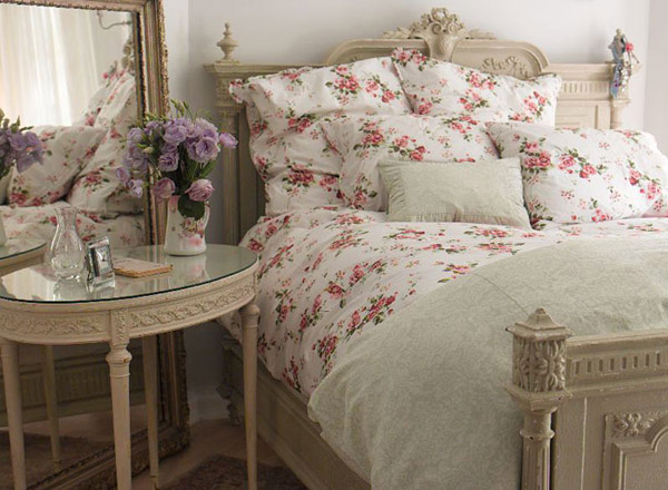 Имитация штукатурки и цветочный текстиль - пример декорирования спальни в стиле шебби шик