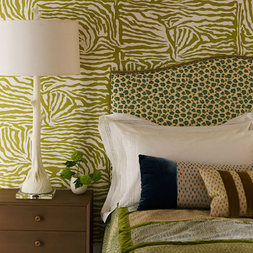 Обои зебра в светло-зеленых полосах - фото в интерьере спальни