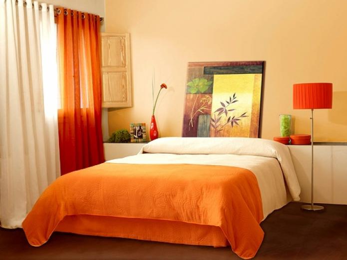 оранжевый фон обои в спальне
