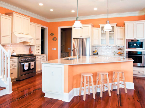 обои персикового цвета в интерьере кухни