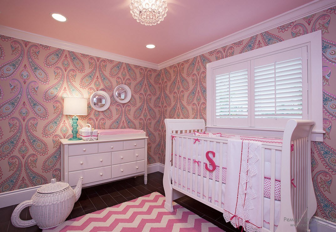 Розовый интерьер детской комнаты