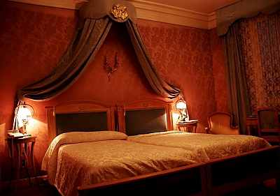 терракотовые обои в дворцовом стиле для спальни